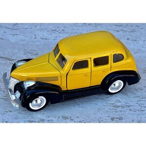 Lledo Chevy Sedan Days Gone By Yellow & Black Die-Cast Model Car 1:64 1939